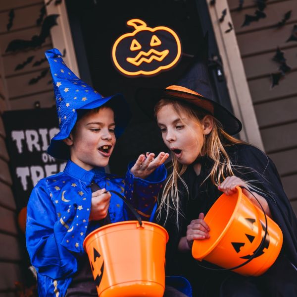 LED neon Jack O Lantern in pumpkin orange as front door Halloween decoration - CUSTOM NEON®  