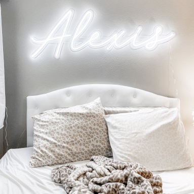 Custom Neon® white name sign above a bed @alexiszimmer