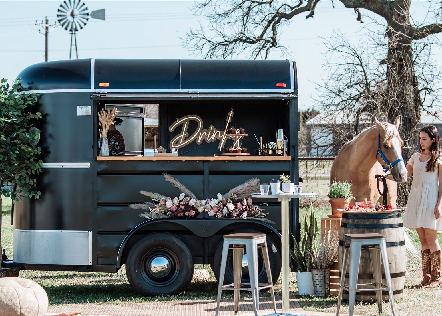 Drinks warm white LED neon sign by @customneon @establishmentstudio @establishmentbrews photo by @janazerpoliphotography