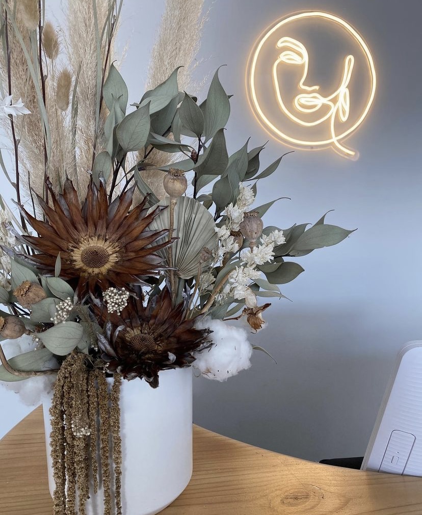 Light up face line art made by Custom Neon® for @thebrowandbodybar