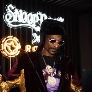 Custom Neon® DJ gig sign @snoopdogg @roobet photo by @shotbyrenata